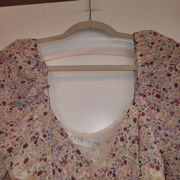 ASTR The Label Cream/Pink/Lavender Ruffle Neck/Hem Crop Top Size M Ruched Cuffs - Picture 7 of 12